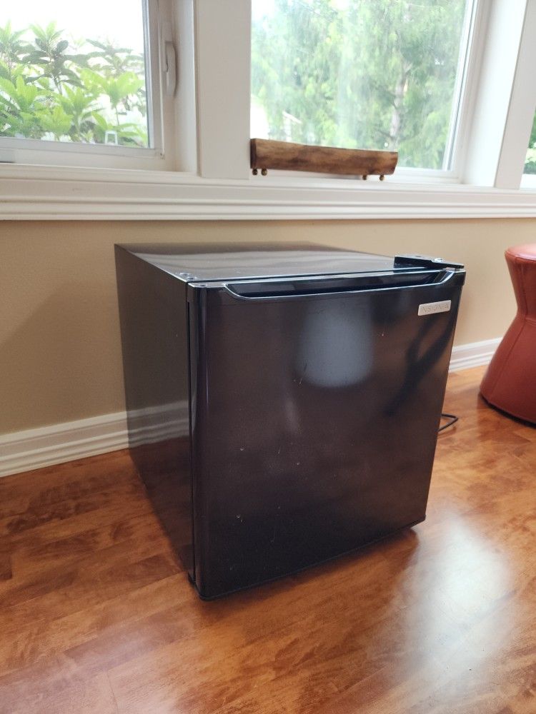 Compact Refrigerator, Mini Fridge with Freezer