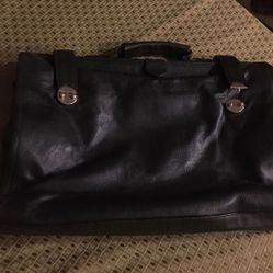 Black top grain leather briefcase unisex. 4 compartments in perfect condition!