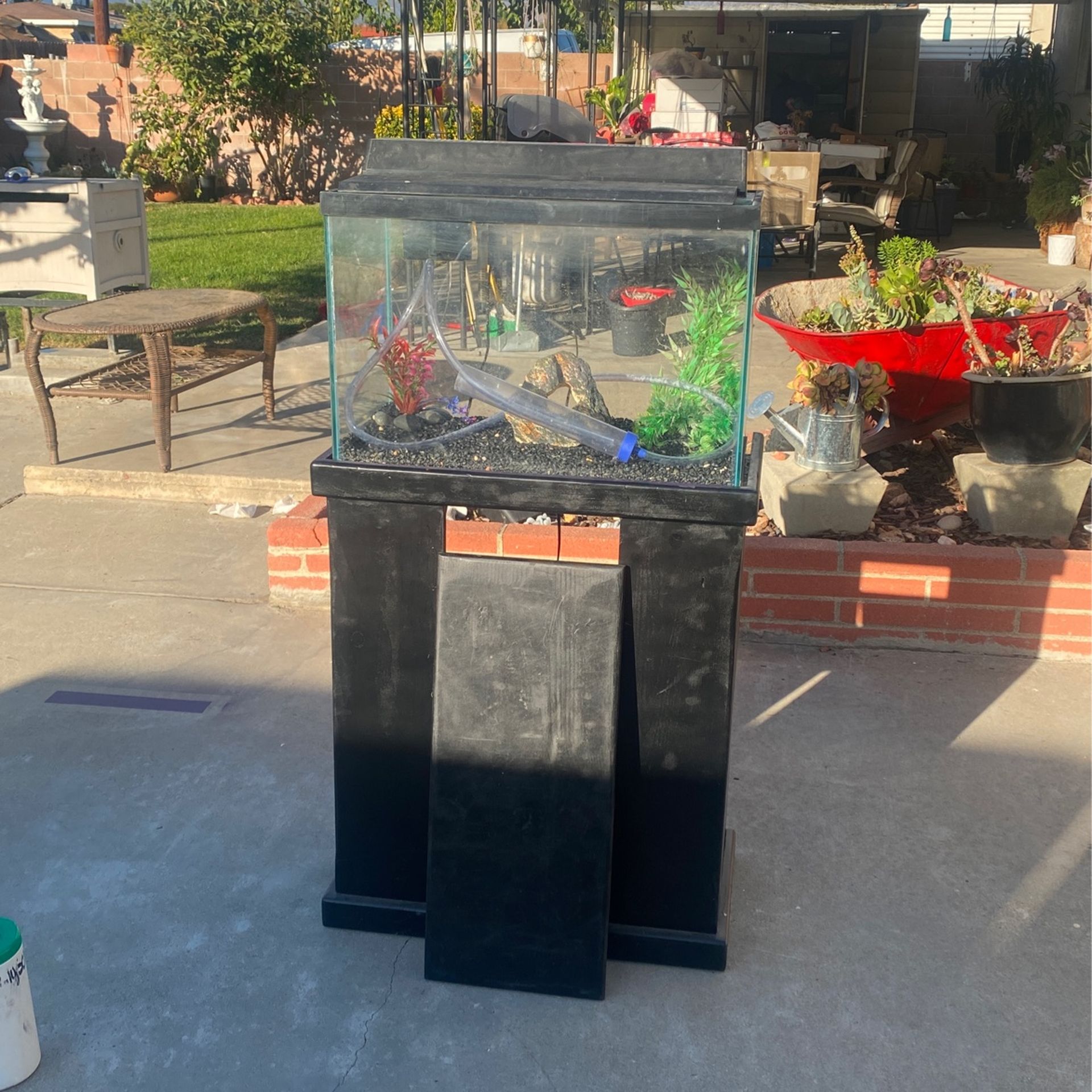 25 Gallon Fish Tank With Stand (Accesories Included)