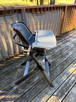 4moms high chair with magnetic tray.