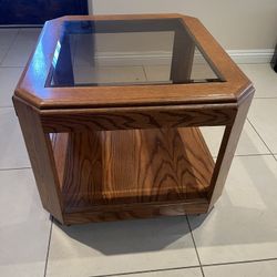 End Table - Looks Brand New