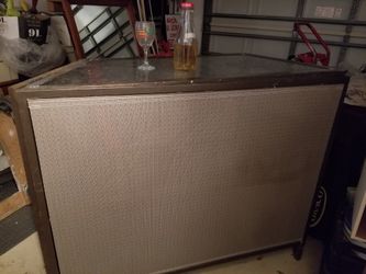 Outdoor metal bar, folds up