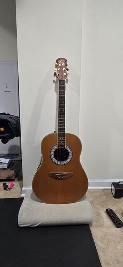 Ovation CC67 Celebrity Natural Acoustic Electric Guitar ( Read the full description )