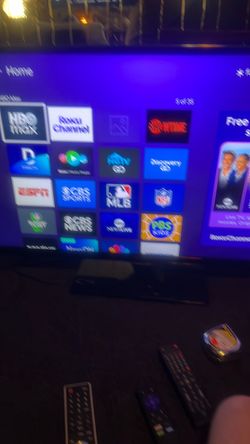 Hisense Flat Screen Smart TV with Roku 42in