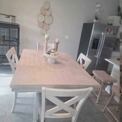 Brand New Dinning Set With 4 High Stools