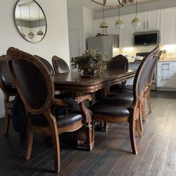 Beautiful dining table In good condition may be a couple scratches on the table but everything is good