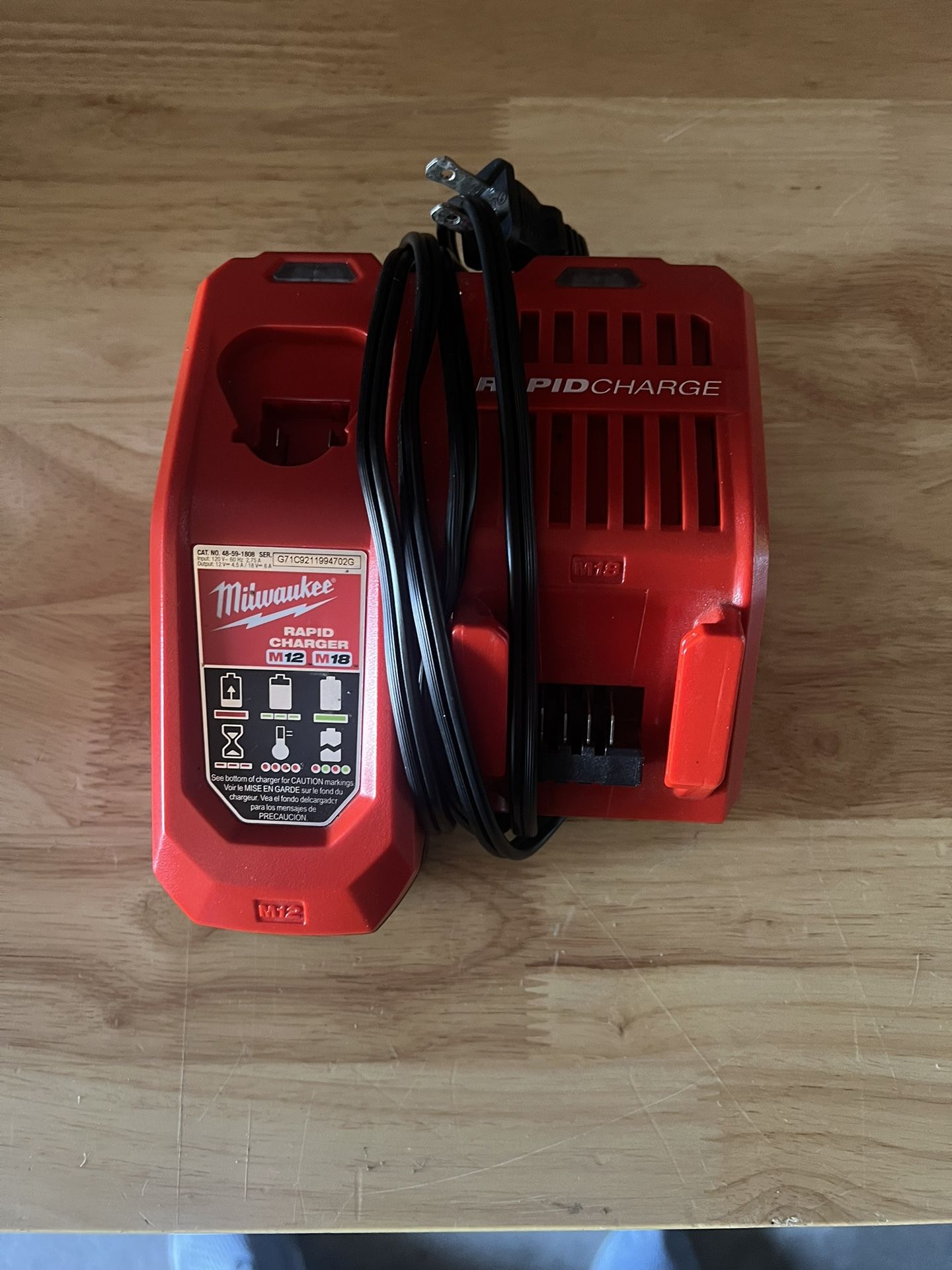 MILWAUKEE RAPID CHARGER π