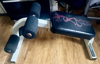 Parabody leg extension / leg curl bench
