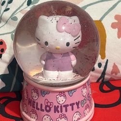 Hello Kitty Snow Globe