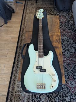 Squier P Bass
