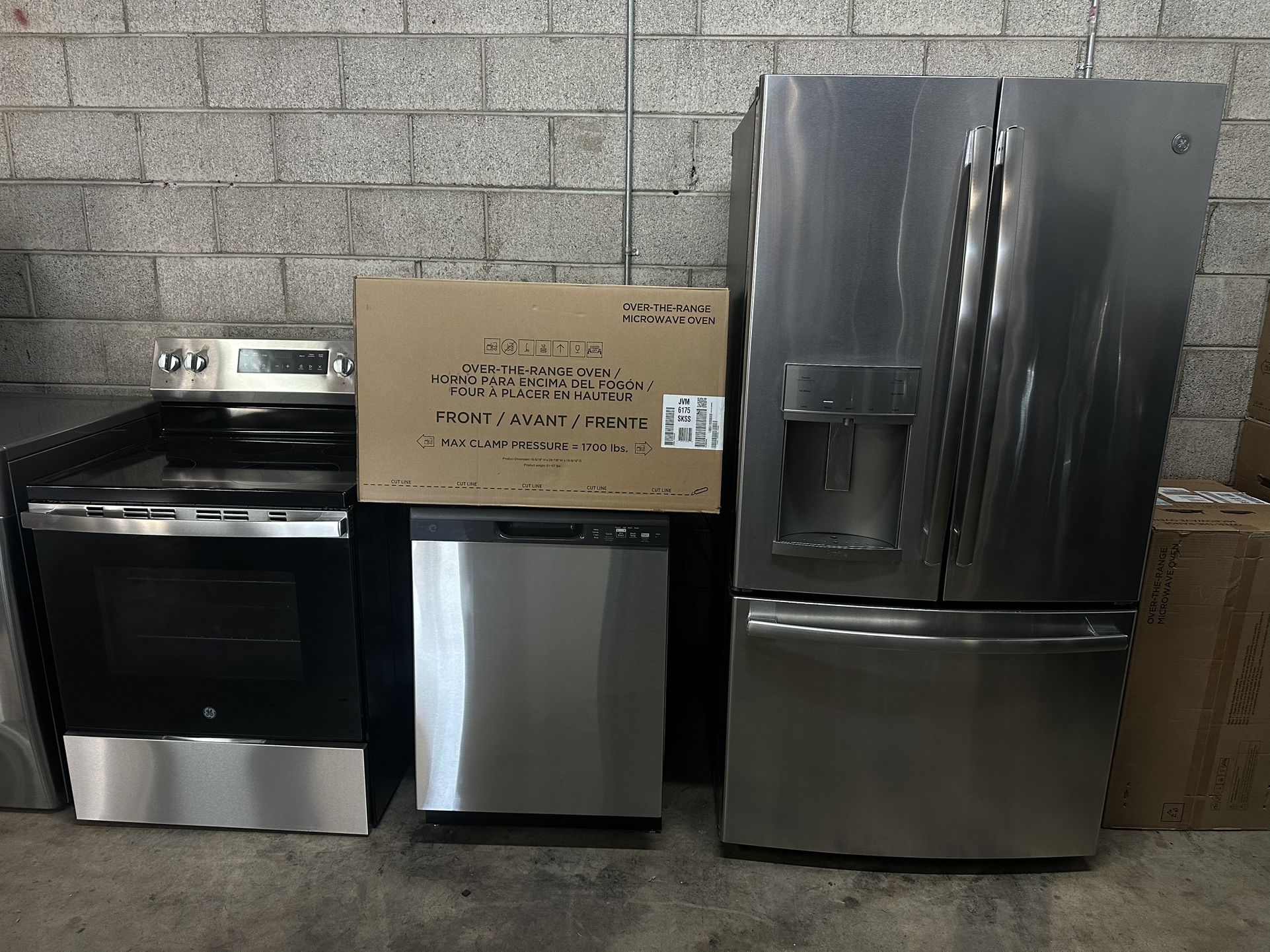 BEAUTIFUL GE STAINLESS STEEL KITCHEN APPLIANCE SET LIKE NEW  CONDITIONS 