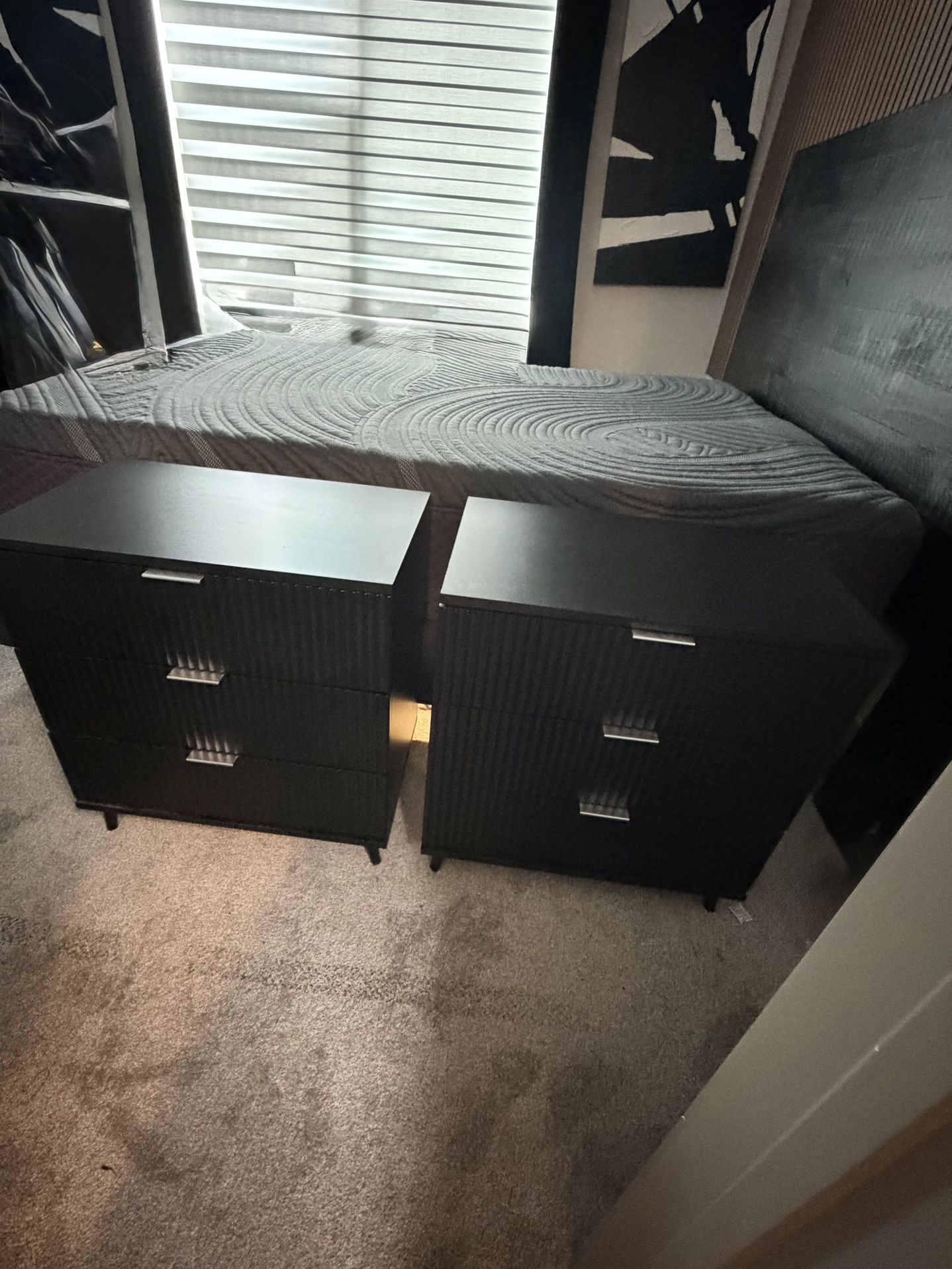 Modern black fluted nightstands set of 2 in great condition. (accepting offers)