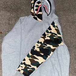 Bape Hoodie Medium ( BRAND NEW )