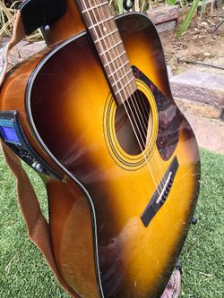LIKE NEW YAMAHA F335 NEW STRINGS BUILD IN TUNER AMAZING SOUND FULL SIZE  WITH STAND,CAPO,AND STRAP BEAUTY COLOR  READY