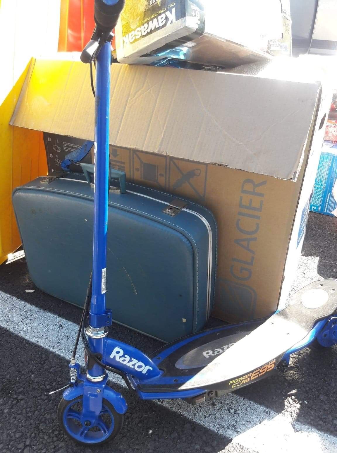 Patines razór eléctricas con su cargador tengo 3 uno rojo 2 azul $80 cada uno