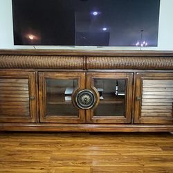 Media Console/ Entertainment Center/TV Stand With Hutch