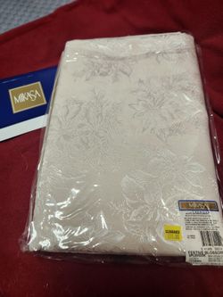 Christmas New Mikasa Ivory 60"x120"