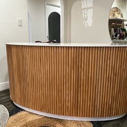 Modern Curved Reception Desk – Wood Slat Front Retail Counter / Salon Desk