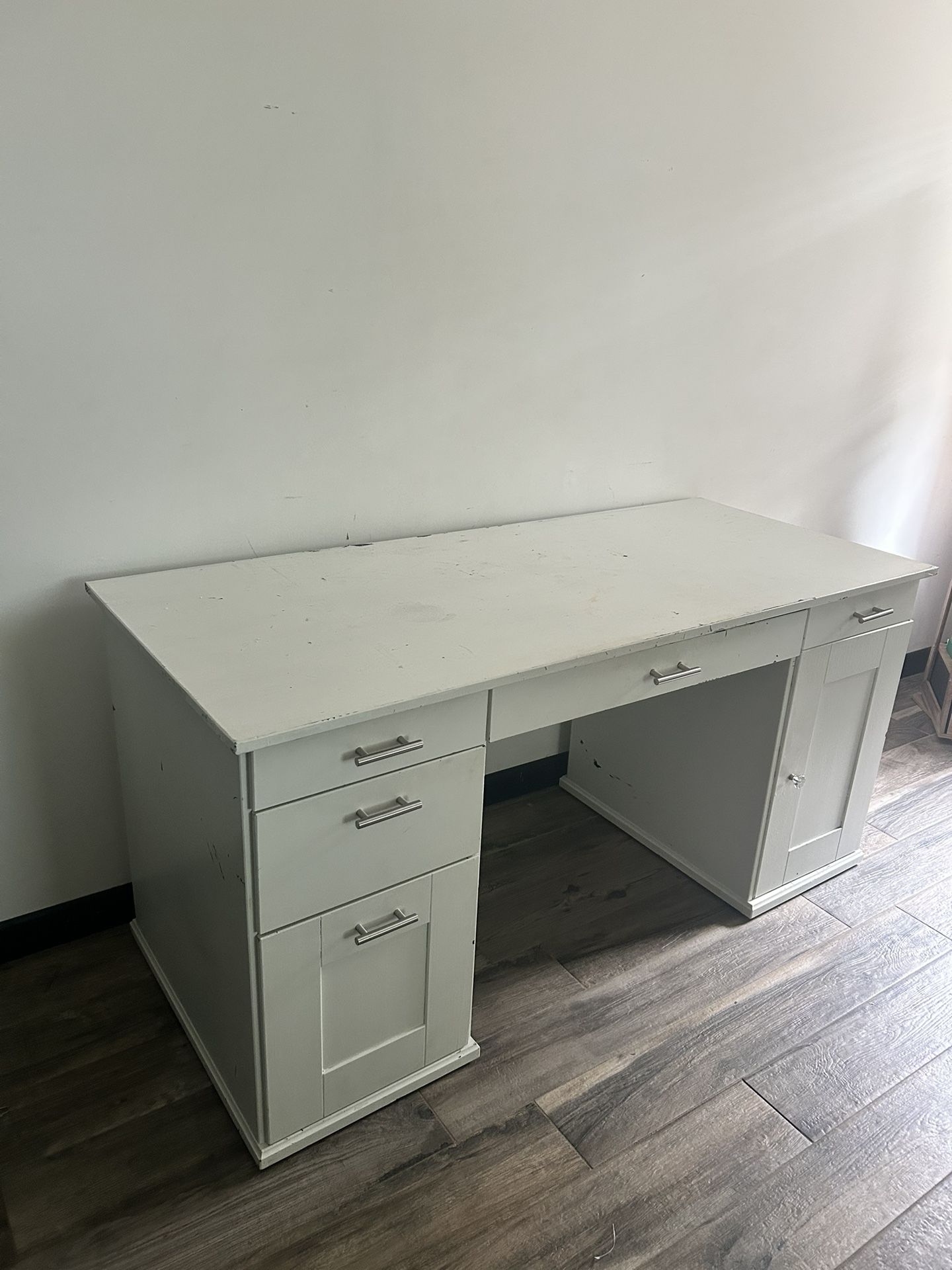 Executive Desk/ Escritorio (Available For Pickup Today!!) Listo Para Recoger