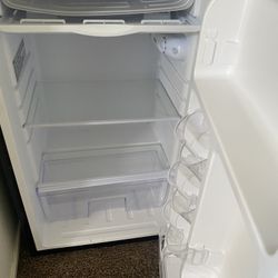 Mini fridge 