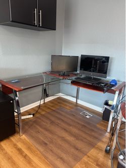 odern Glass L-Shaped Executive Desk – Excellent Condition – $175 OBO