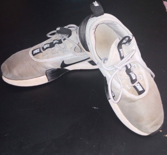 Nike Unisex Ashin Modern Youth Running Shoes Gray Size 5Y Women's 7 for Sale in Douglasville, GA - OfferUp