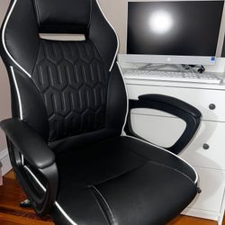 HP computer comes with the gaming chair