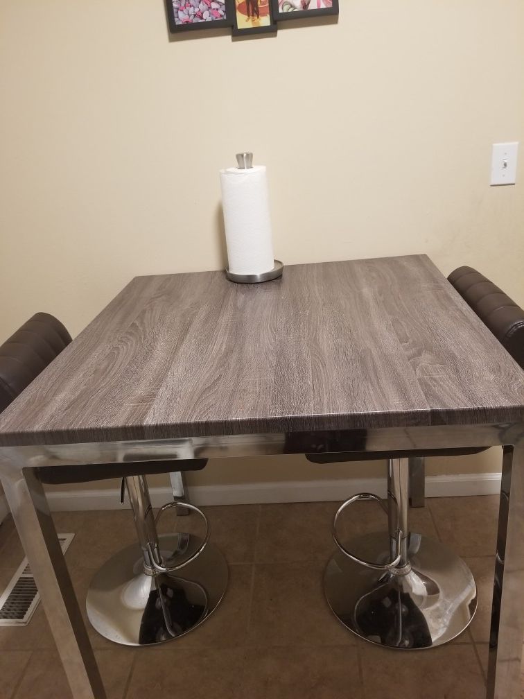 Breakfast table with 2 bar stools