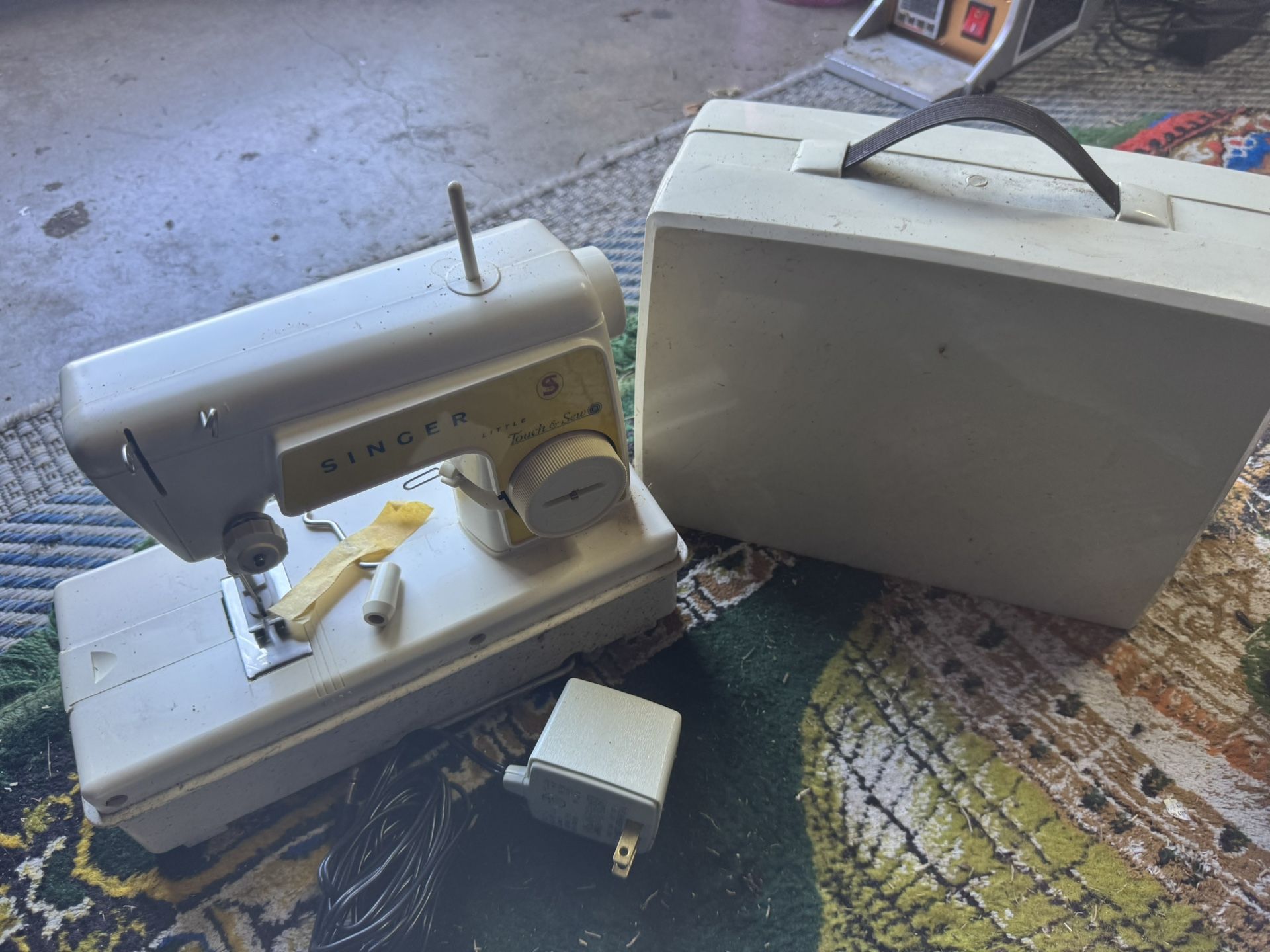 Vintage Little Touch Singer Sewing Machine!! Model 67A23 Mini Sewing Machine!!