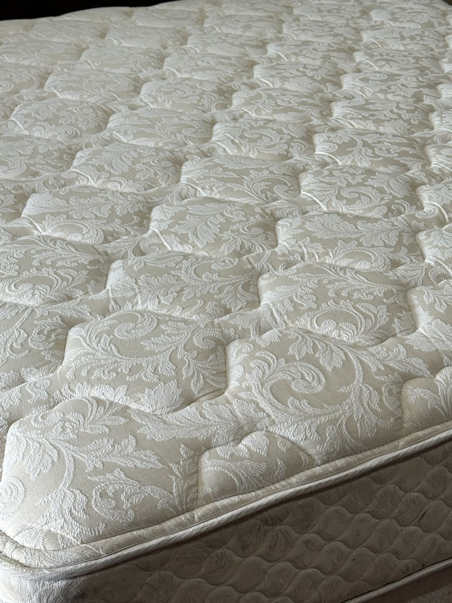 USED KING SIZE DOUBLE SIDE TOP MATTRESS WITH BOX SPRING DELIVERY 🚚 AVAILABLE