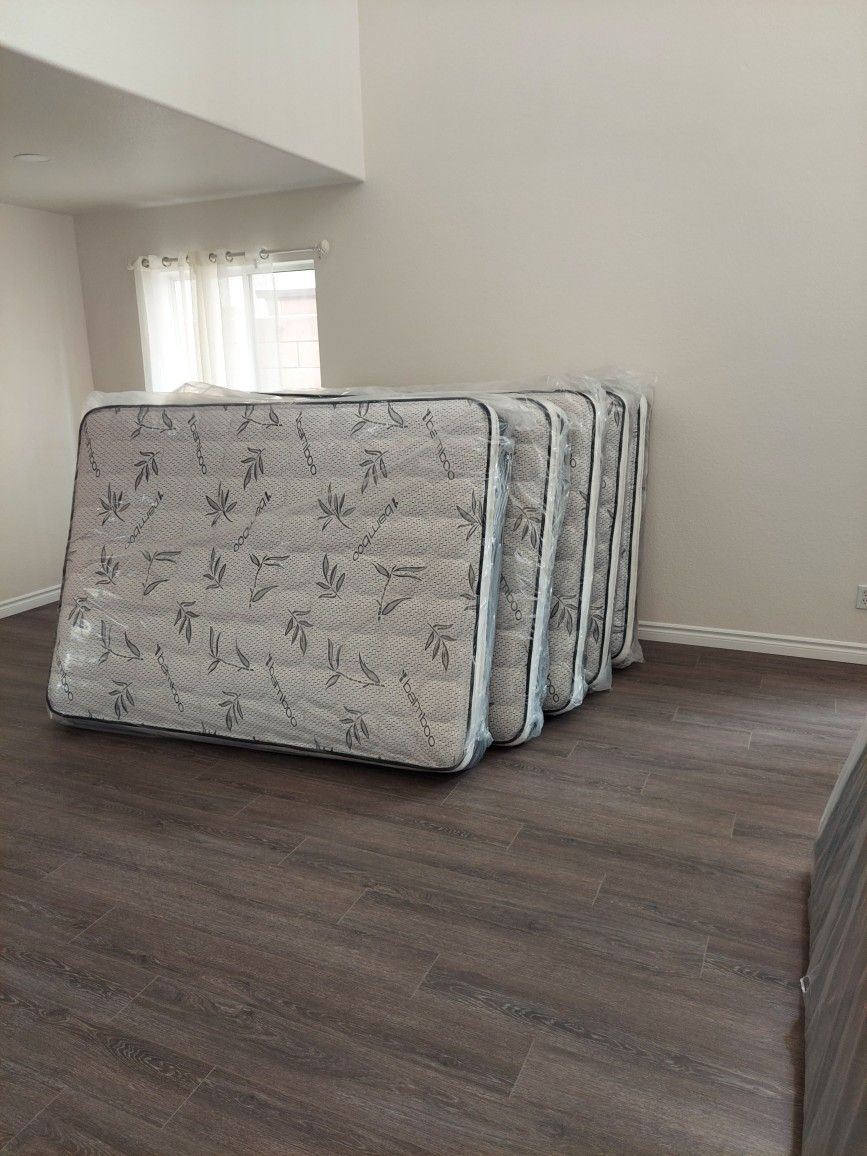 CAL KING PILLOW TOP MATTRESS SET WHIT BOX SPRING BRAND NEW ‼️