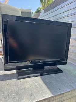 LG 32” LCD TV – Works Good – HDMI