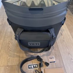 Yeti Hopper M30 w/ 3L tote gray cooler bag