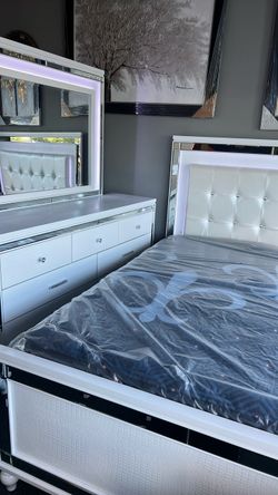 New white or silver Valentino bedroom set $2000 available now $10’dpwn