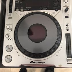 DJ EQUIPMENT 2- DISC PLAYERS PIONEER 