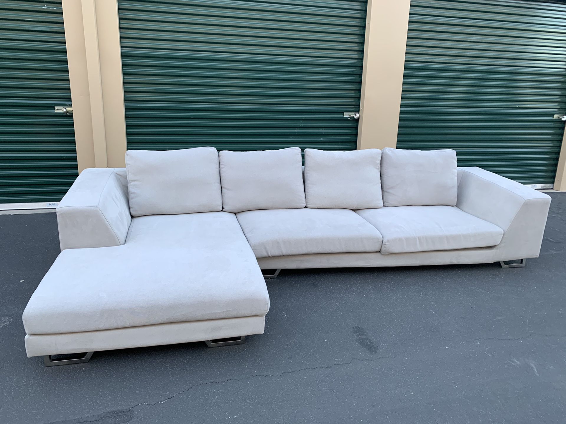 Like New! Modern Rc Willey Ash Grey Sectional Couch (DELIVERY AVAILABLE 🚚)