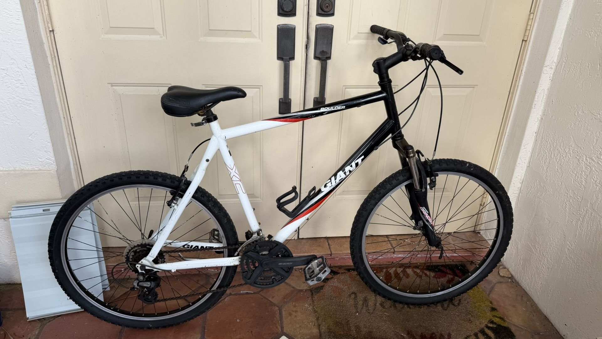 Tall Giant Boulder XL Mountain Bike Bicycle 21 Speed, 26 Inch, Front Suspension,