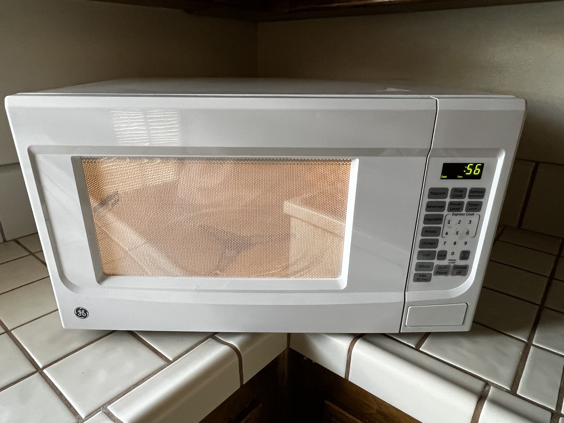 1.4 Cu ft GE Countertop Microwave