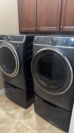 Washer and dryer w/ pedestals-GE