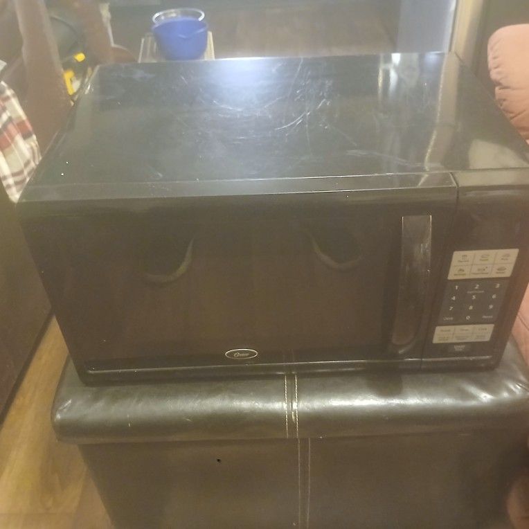 Oster Countertop Microwave (Model: OGZJ1104)