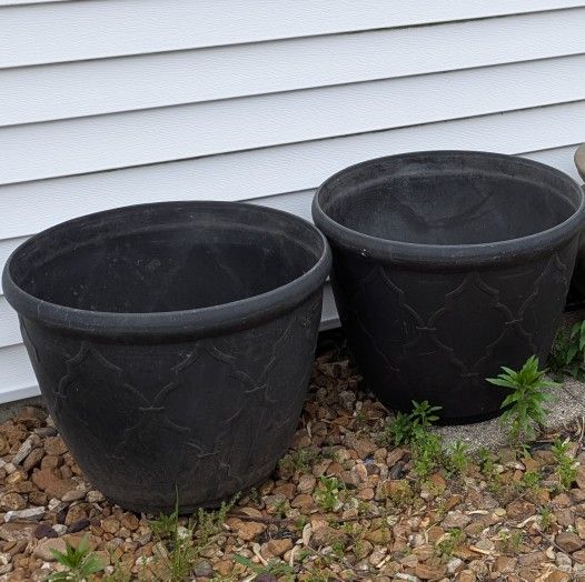 set of 2 lg black flower pots. CASH ONLY