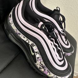 BARELY WORN WOMEN NIKE TENNIS