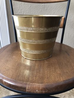 Gold vase decor !! Abt 7 inches