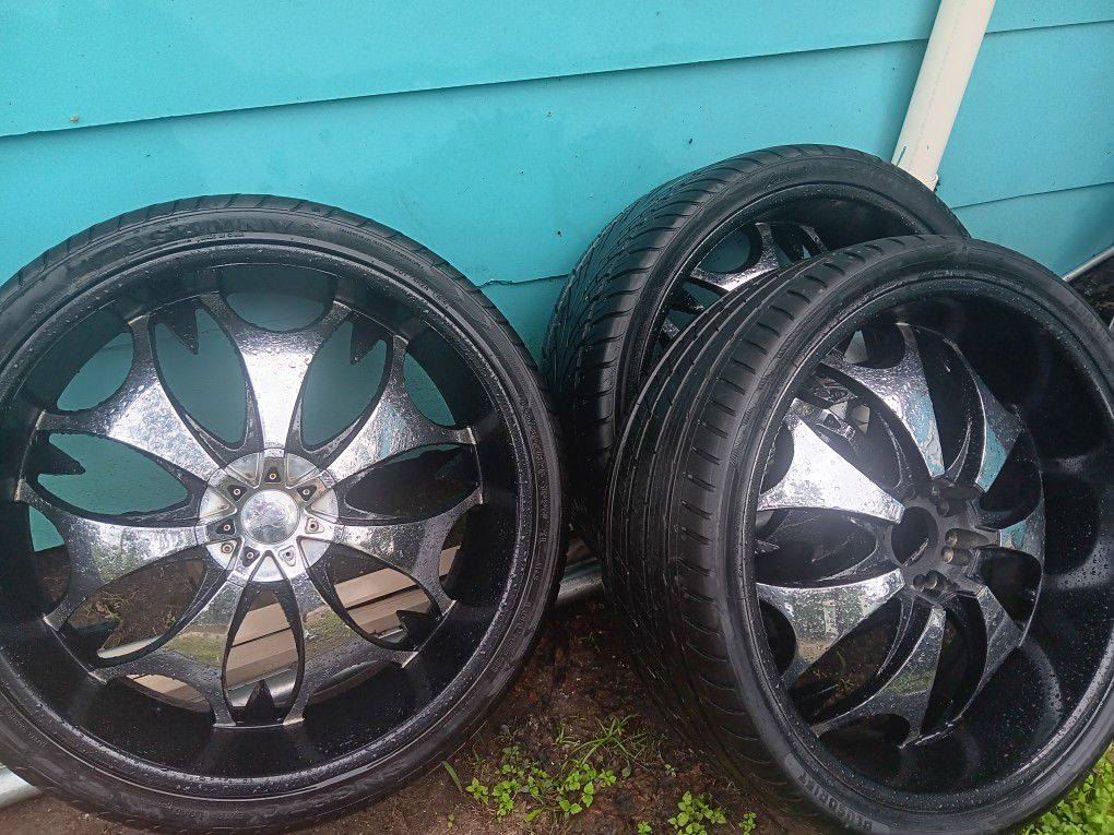 26s 6 Lug Universal Just Missing 1 Cap I'm Asking $350 Pls Don't Msg Me Unless Your Ready To Get Them Thanks 