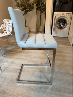 Set of 4 Rooms to Go, counter height stools brand new