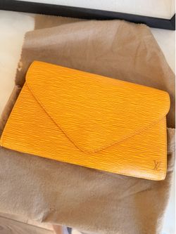 Vintage 100% Authentic - Louis Vuitton in pristine condition - yellow Epi Clutch