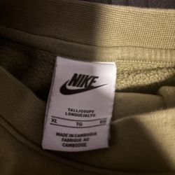 Green Nike Sweat Shirt And Sweat Pants 