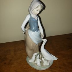 Lladro #1277 Feeding Time (Or Snails For The Ducks)