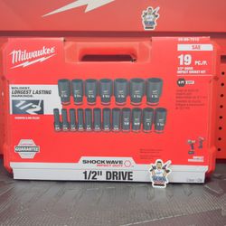 Milwaukee SHOCKWAVE 1/2 in. Drive SAE 6 Point Impact Socket Set (19-Piece)