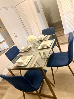 Dinning set w/ chairs included